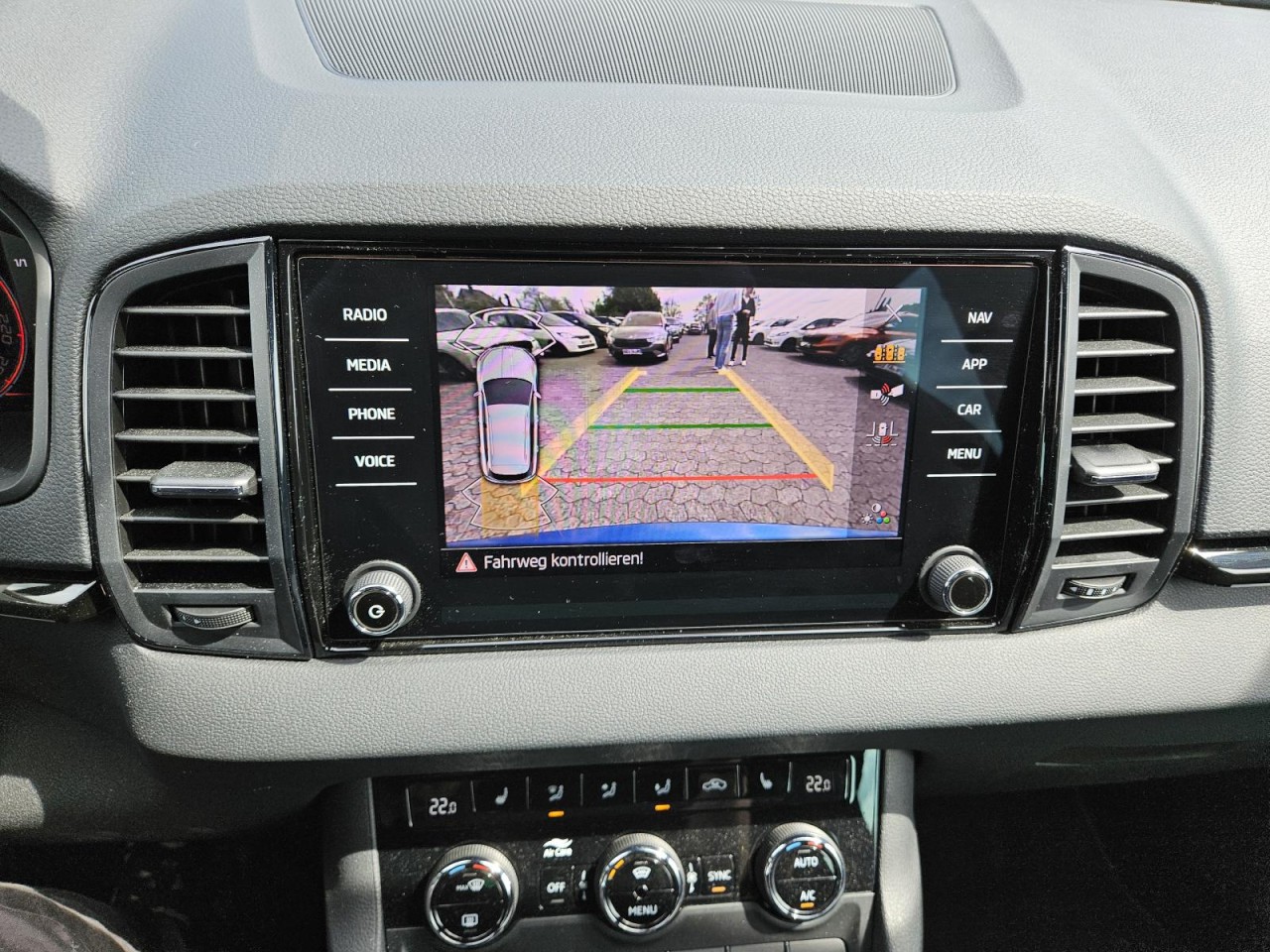 Karoq 1.5 TSI DSG Sportline AHK NAVI KLIMA PANO - Bild 11