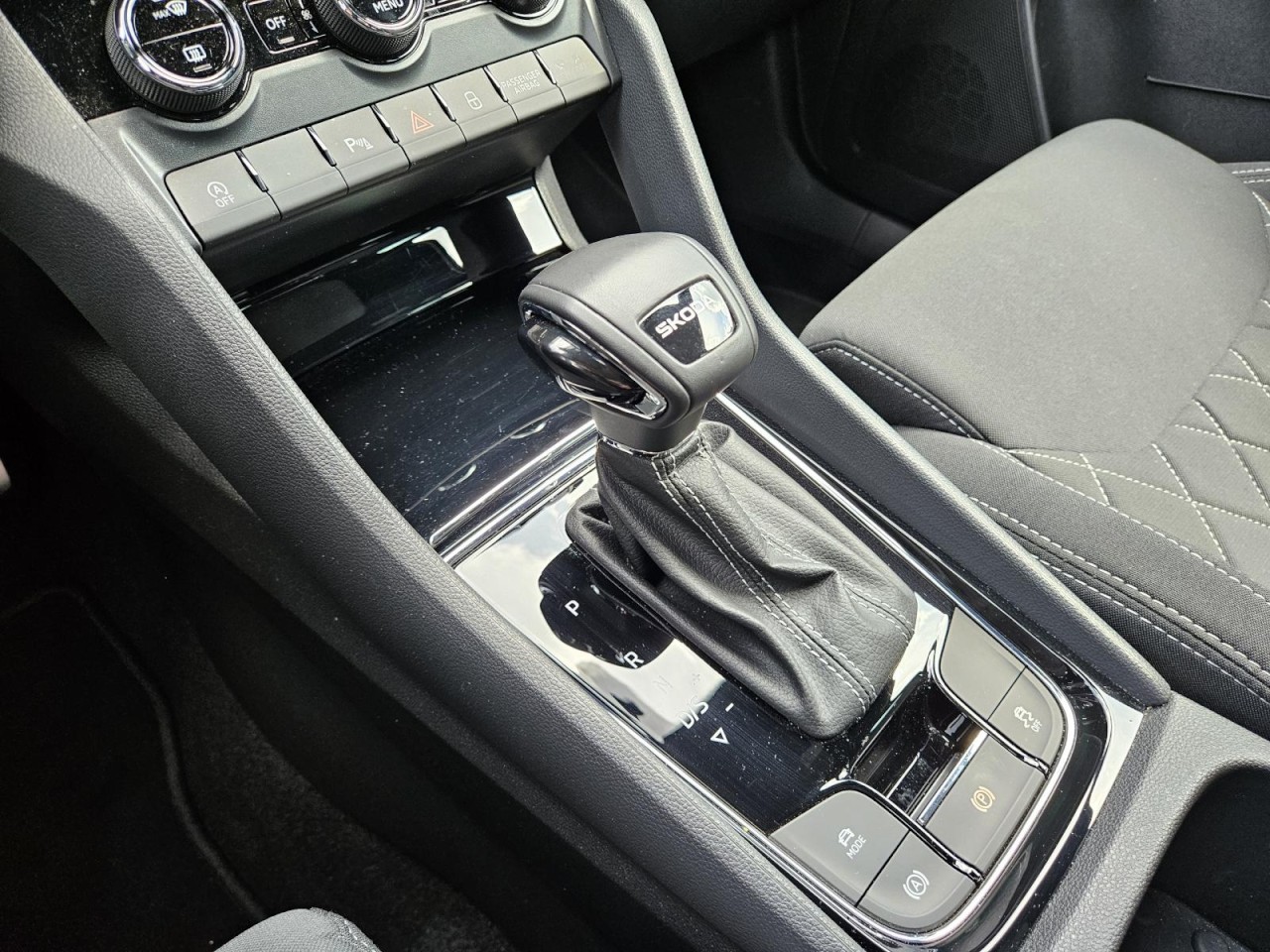 Karoq 1.5 TSI DSG Sportline AHK NAVI KLIMA PANO - Bild 12