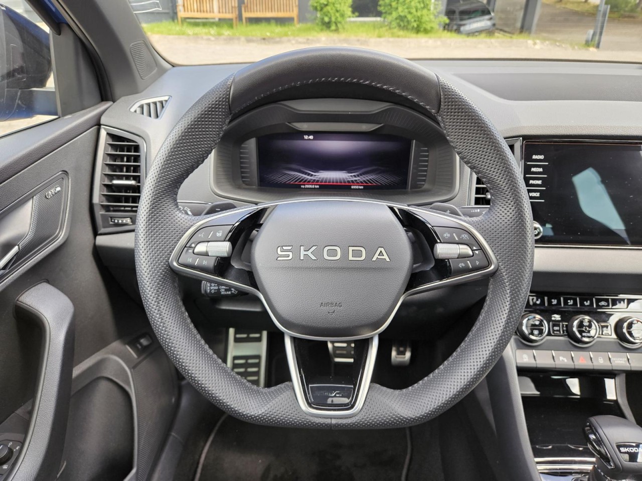 Karoq 1.5 TSI DSG Sportline AHK NAVI KLIMA PANO - Bild 23
