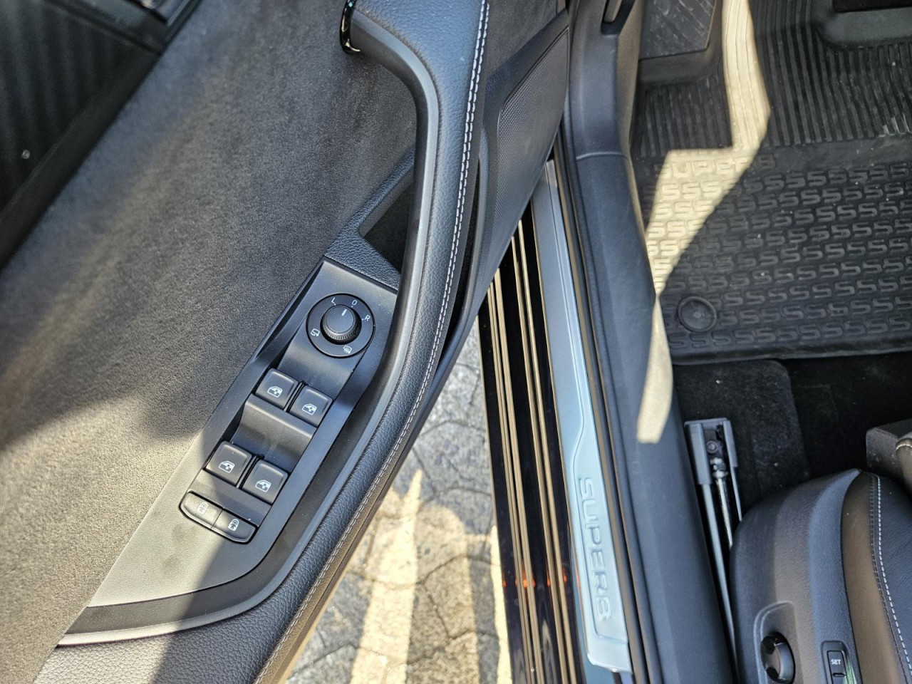 Superb Combi 2.0 TDI DSG Sportline 4×4 PANO NAVI - Bild 6