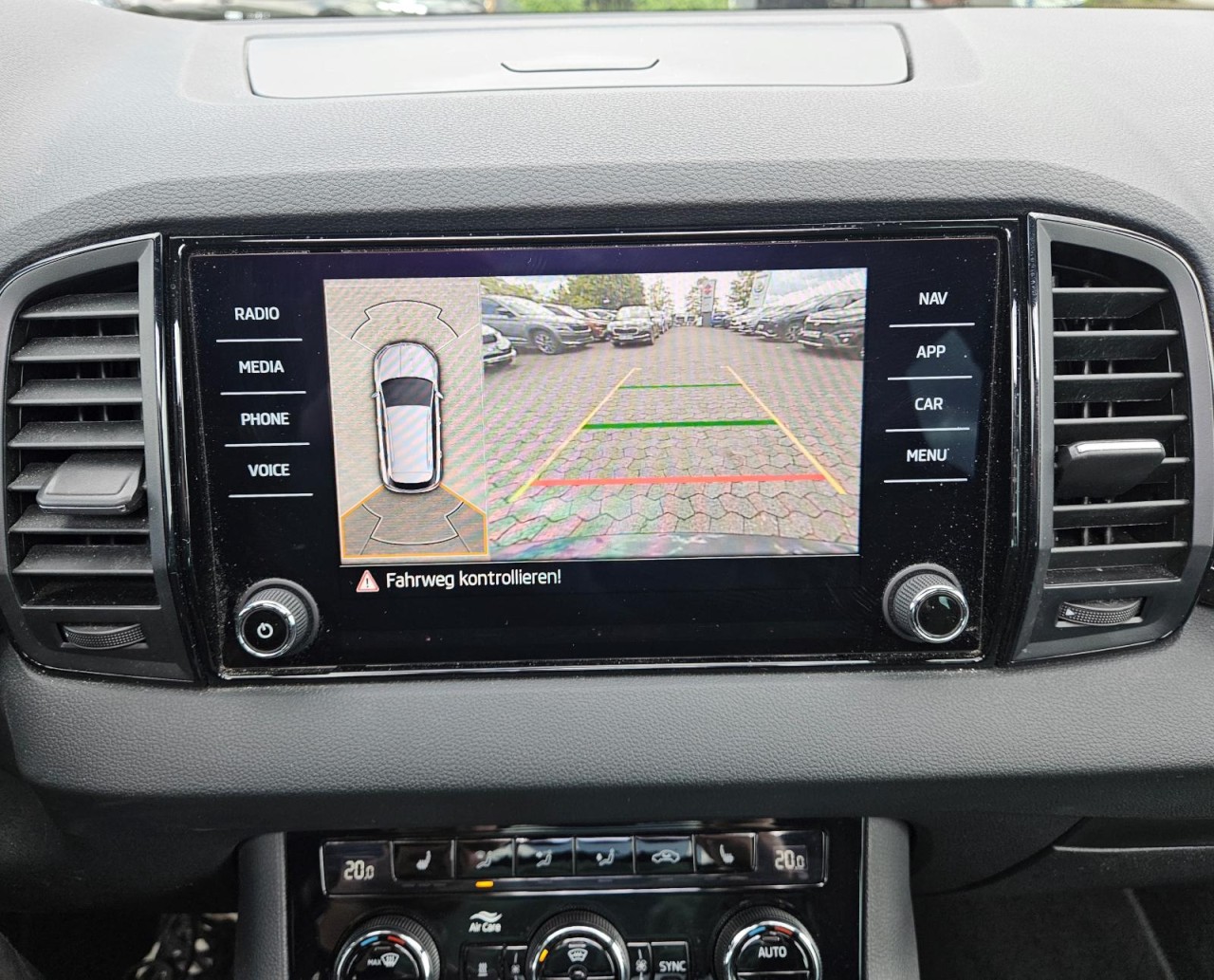 Karoq 1.5 TSI DSG Sportline AHK PANO STANDHZ LM - Bild 10