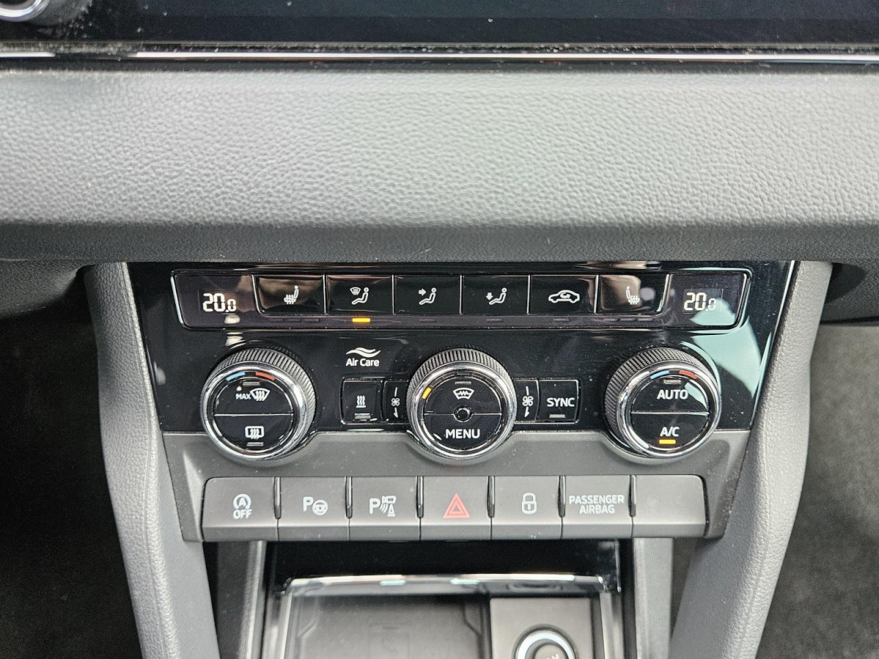 Karoq 1.5 TSI DSG Sportline AHK PANO STANDHZ LM - Bild 11