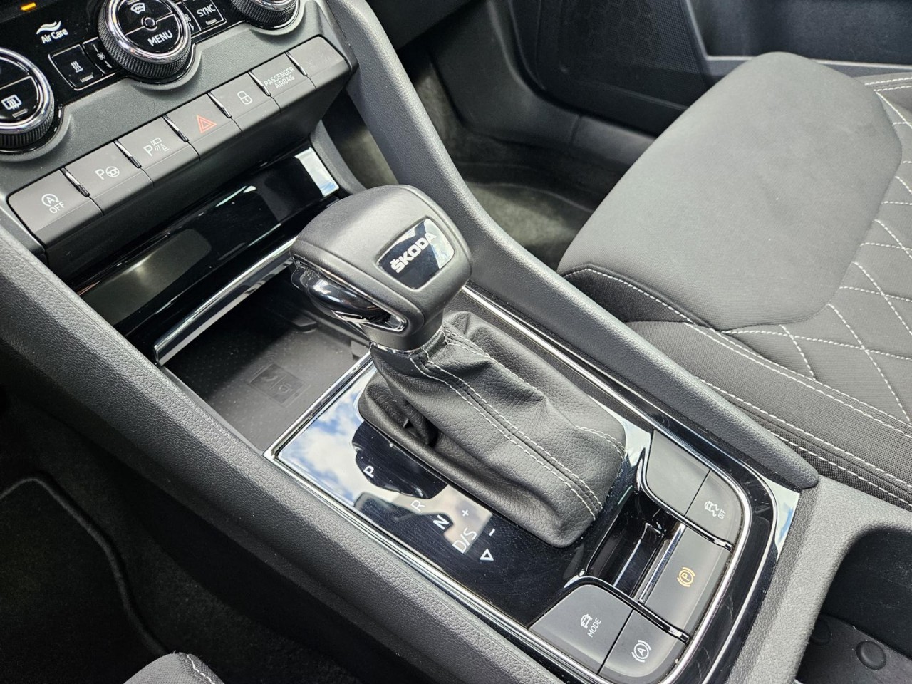 Karoq 1.5 TSI DSG Sportline AHK PANO STANDHZ LM - Bild 12