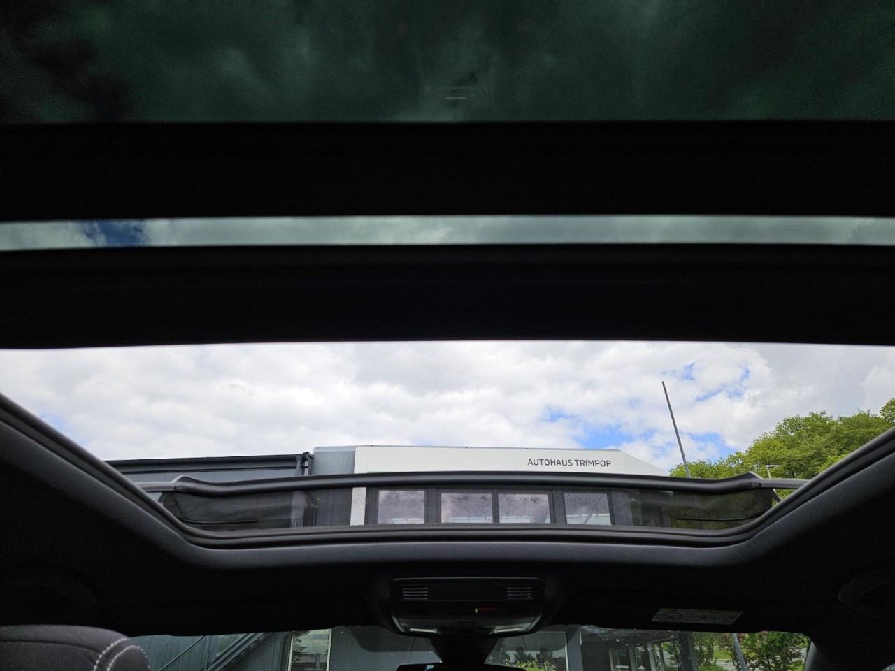 Karoq 1.5 TSI DSG Sportline AHK PANO STANDHZ LM - Bild 15