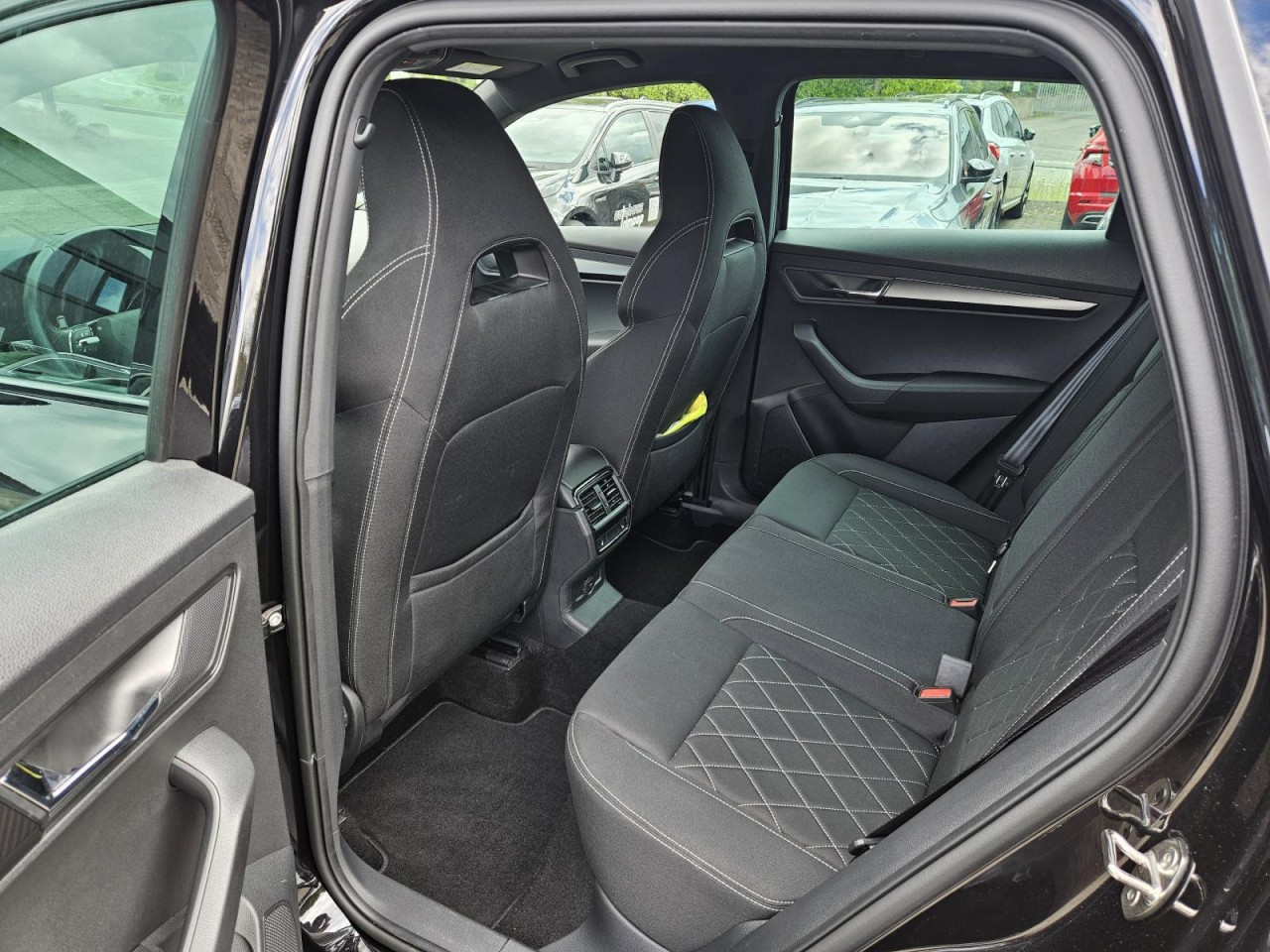 Karoq 1.5 TSI DSG Sportline AHK PANO STANDHZ LM - Bild 16
