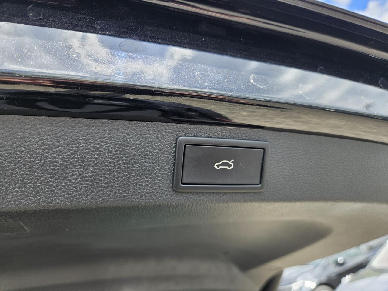 Karoq 1.5 TSI DSG Sportline AHK PANO STANDHZ LM - Bild 24