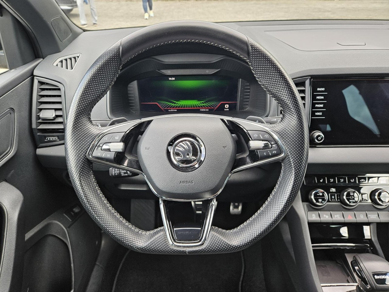 Karoq 1.5 TSI DSG Sportline AHK PANO STANDHZ LM - Bild 32