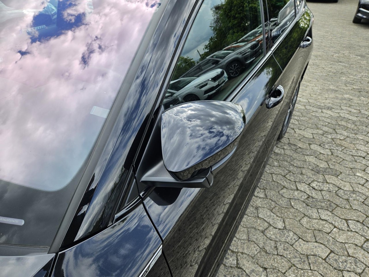 Karoq 1.5 TSI DSG Sportline AHK PANO STANDHZ LM - Bild 5