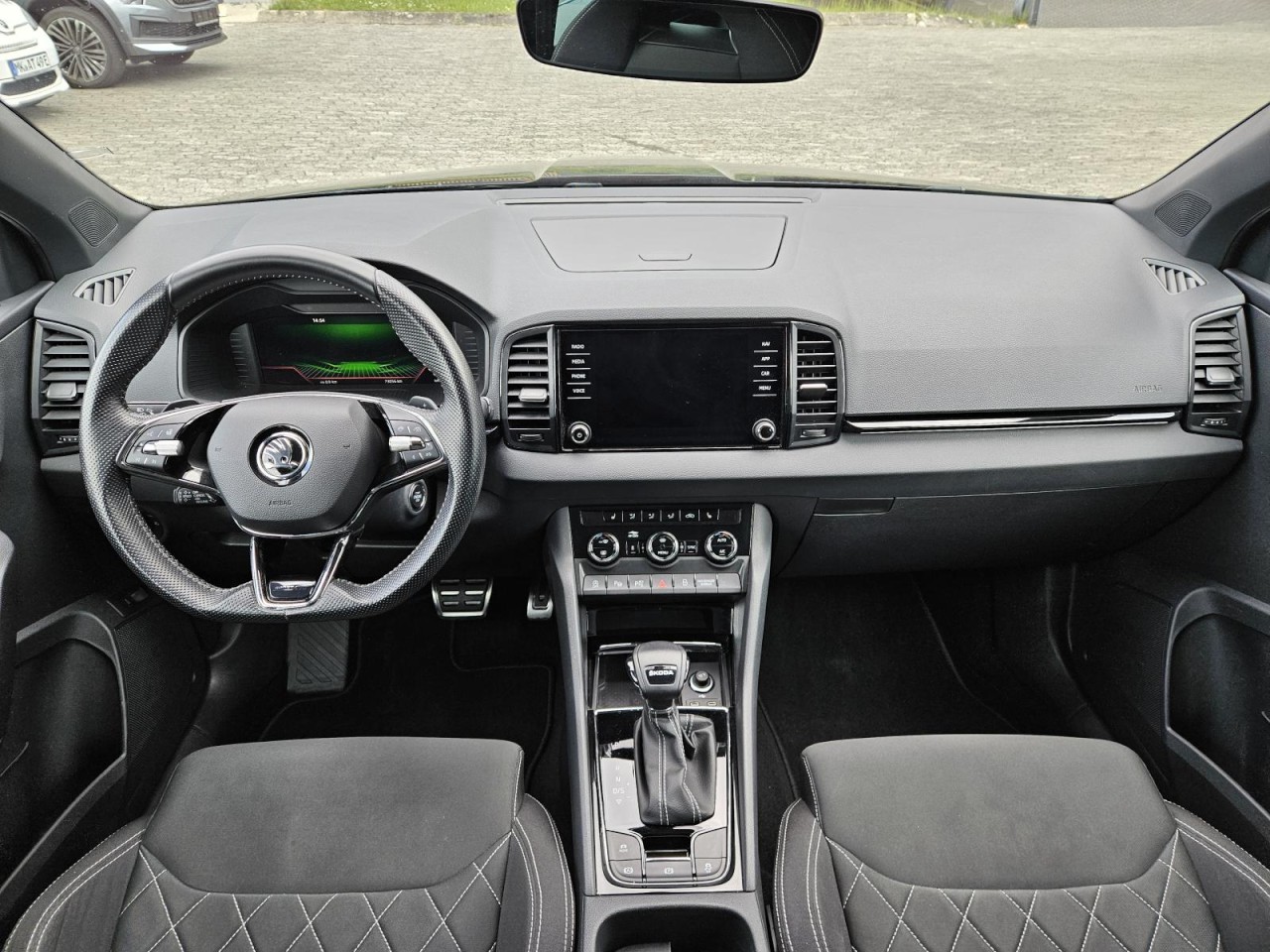 Karoq 1.5 TSI DSG Sportline AHK PANO STANDHZ LM - Bild 7