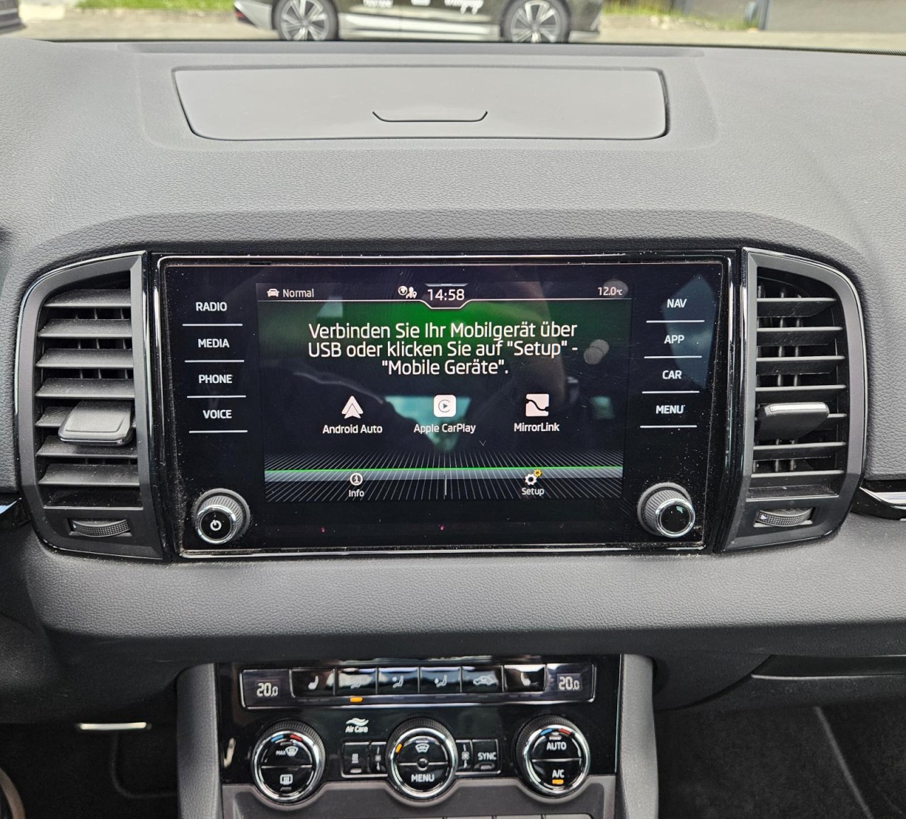 Karoq 1.5 TSI DSG Sportline AHK PANO STANDHZ LM - Bild 9