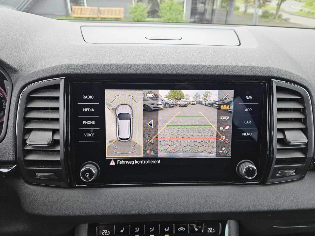 Karoq 1.5 TSI DSG Sportline AHK PANO STANDHZ LM - Bild 11