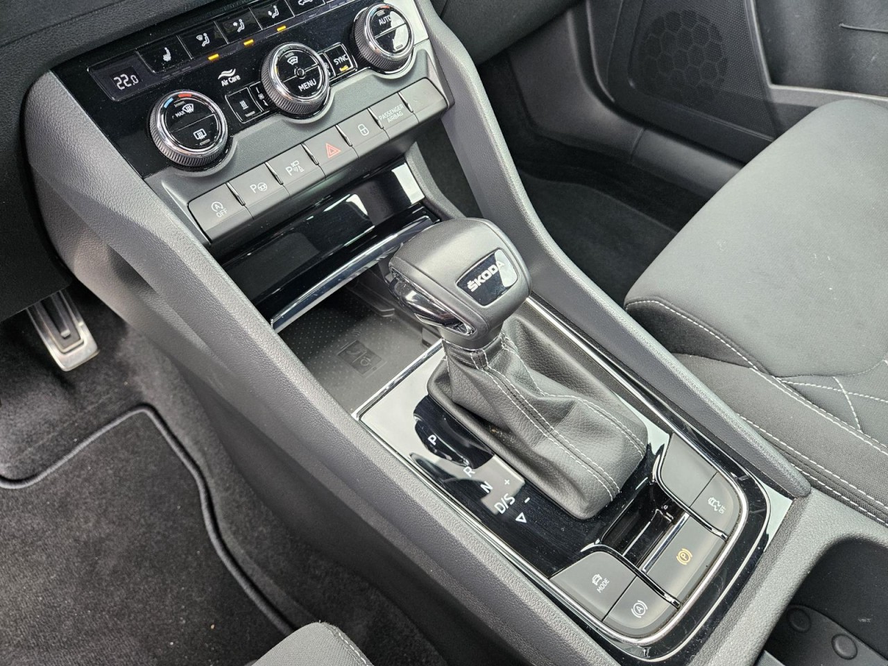Karoq 1.5 TSI DSG Sportline AHK PANO STANDHZ LM - Bild 13