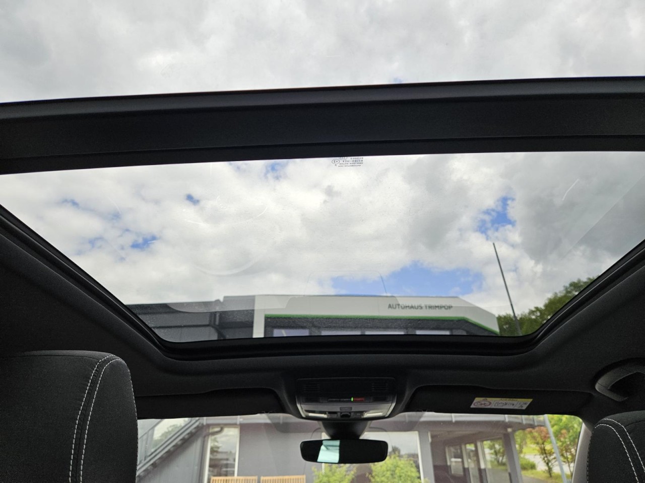 Karoq 1.5 TSI DSG Sportline AHK PANO STANDHZ LM - Bild 15