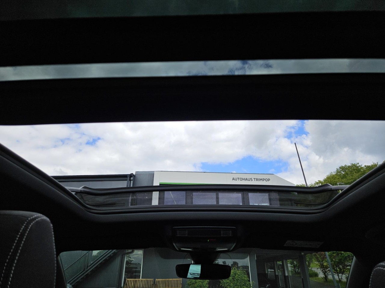 Karoq 1.5 TSI DSG Sportline AHK PANO STANDHZ LM - Bild 16