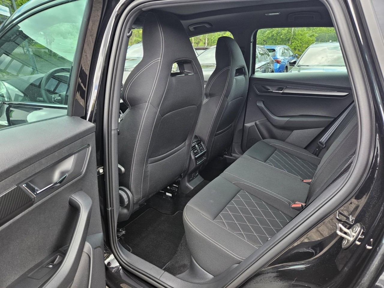 Karoq 1.5 TSI DSG Sportline AHK PANO STANDHZ LM - Bild 17