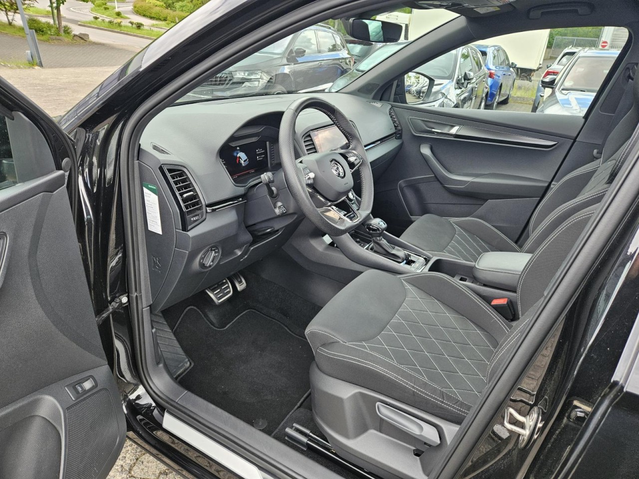 Karoq 1.5 TSI DSG Sportline AHK PANO STANDHZ LM - Bild 18