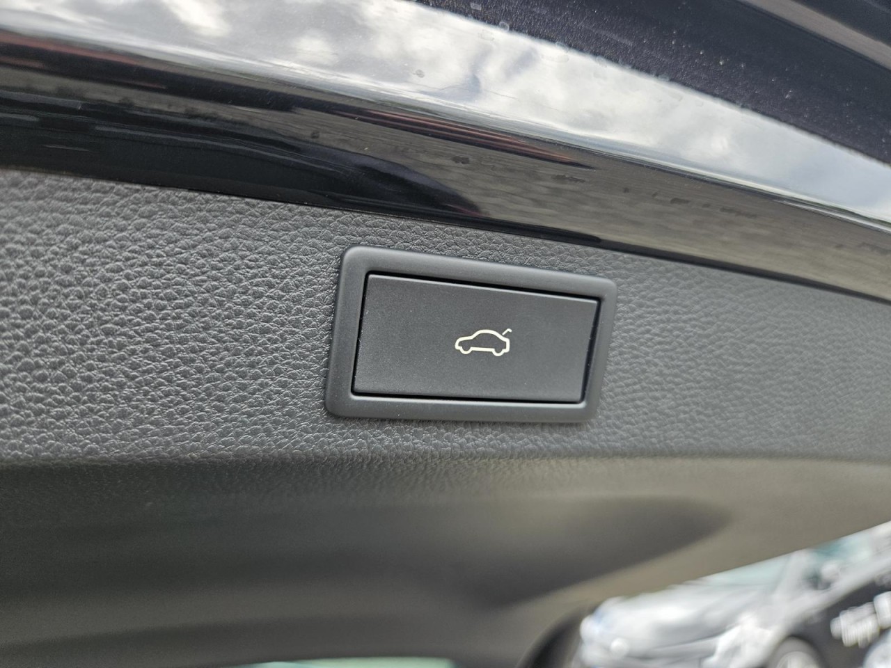 Karoq 1.5 TSI DSG Sportline AHK PANO STANDHZ LM - Bild 24