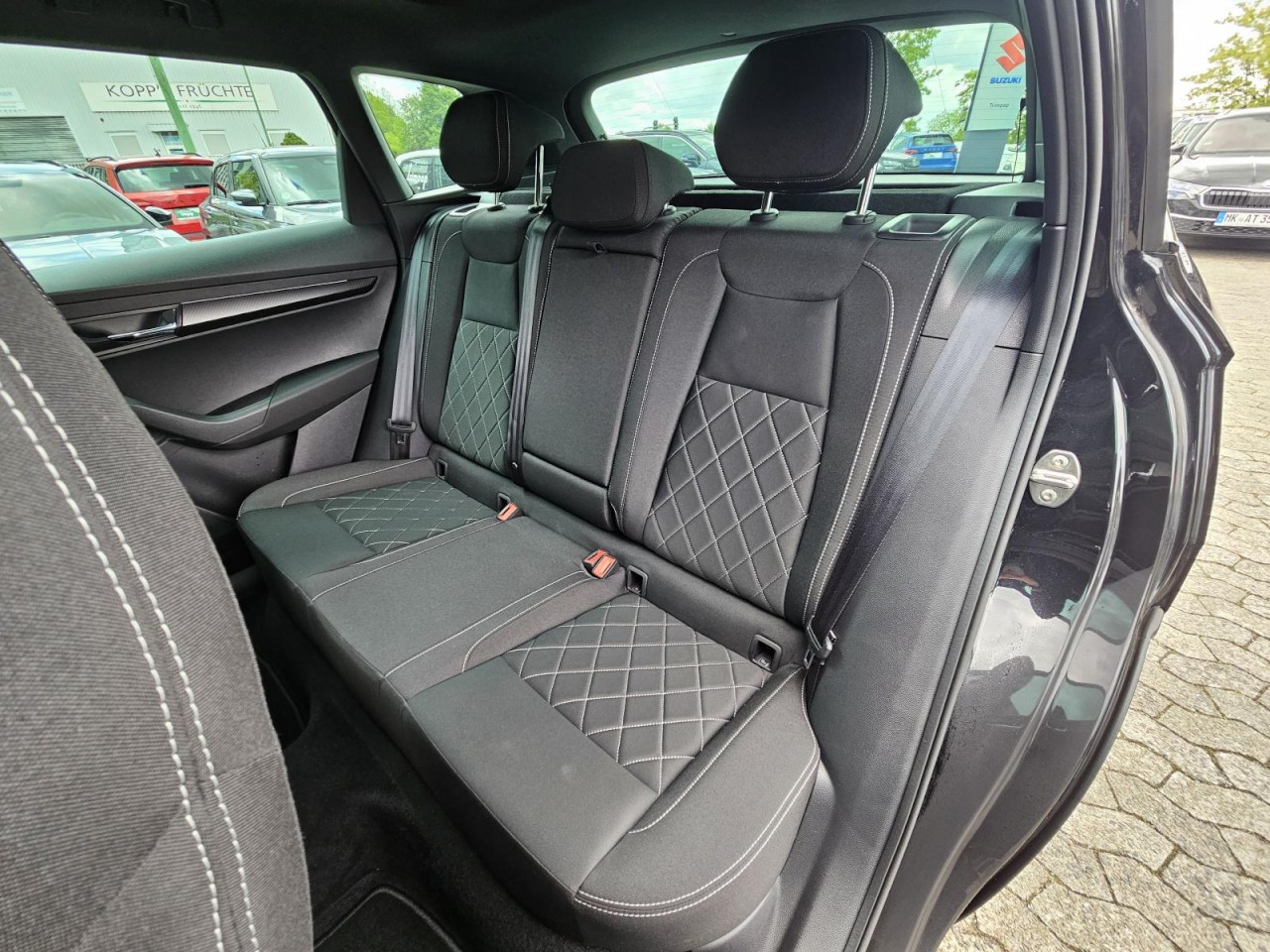 Karoq 1.5 TSI DSG Sportline AHK PANO STANDHZ LM - Bild 30