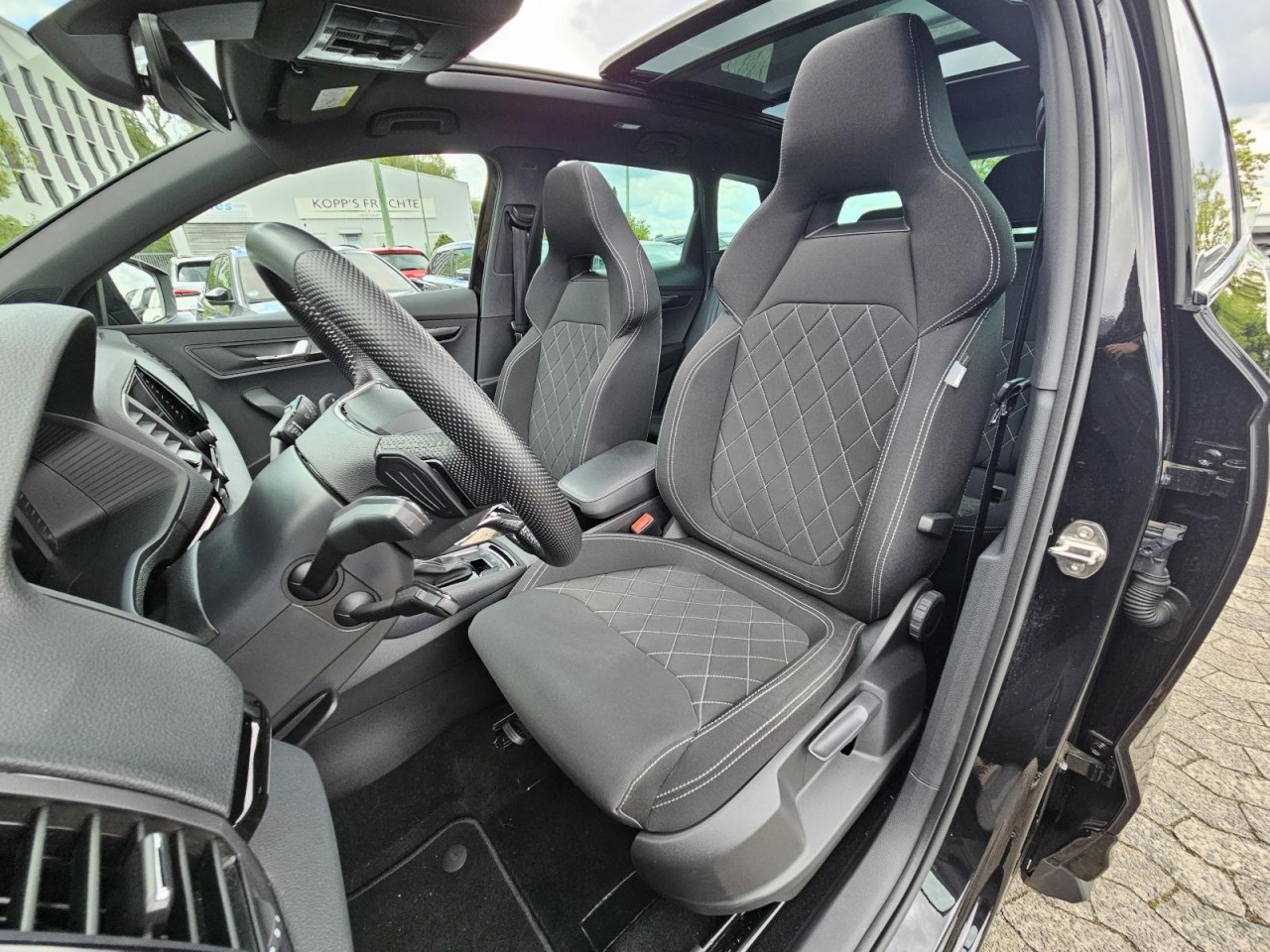 Karoq 1.5 TSI DSG Sportline AHK PANO STANDHZ LM - Bild 31
