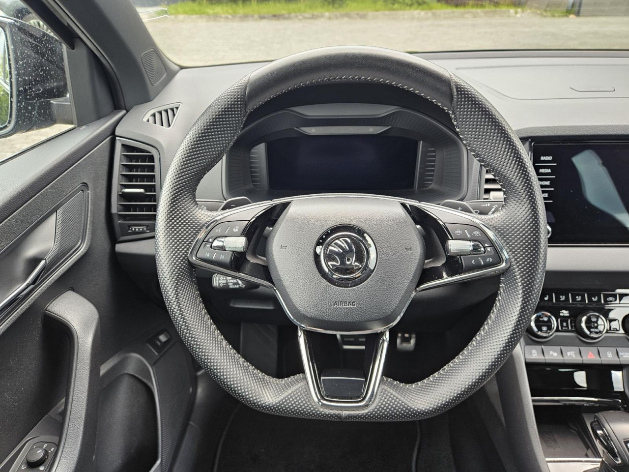 Karoq 1.5 TSI DSG Sportline AHK PANO STANDHZ LM - Bild 32