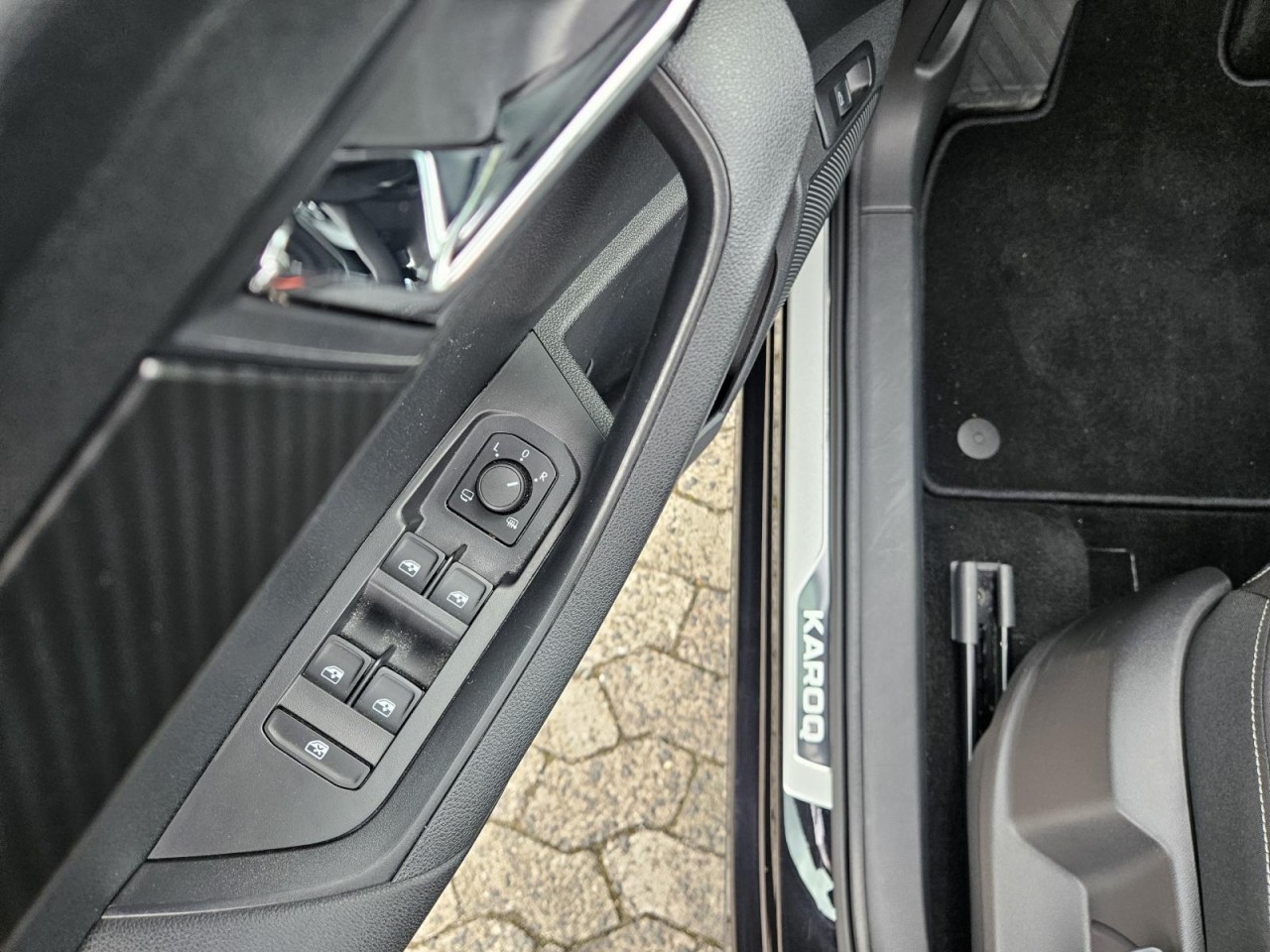 Karoq 1.5 TSI DSG Sportline AHK PANO STANDHZ LM - Bild 6