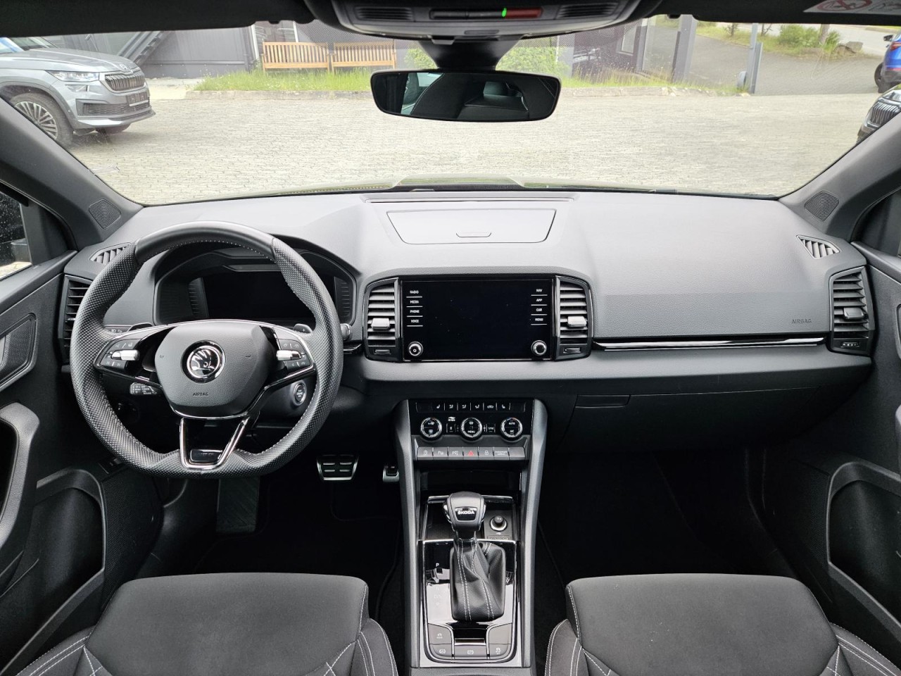 Karoq 1.5 TSI DSG Sportline AHK PANO STANDHZ LM - Bild 7
