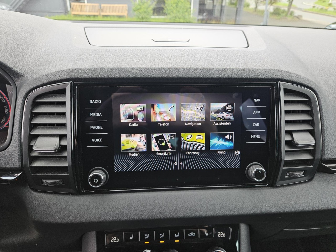 Karoq 1.5 TSI DSG Sportline AHK PANO STANDHZ LM - Bild 8