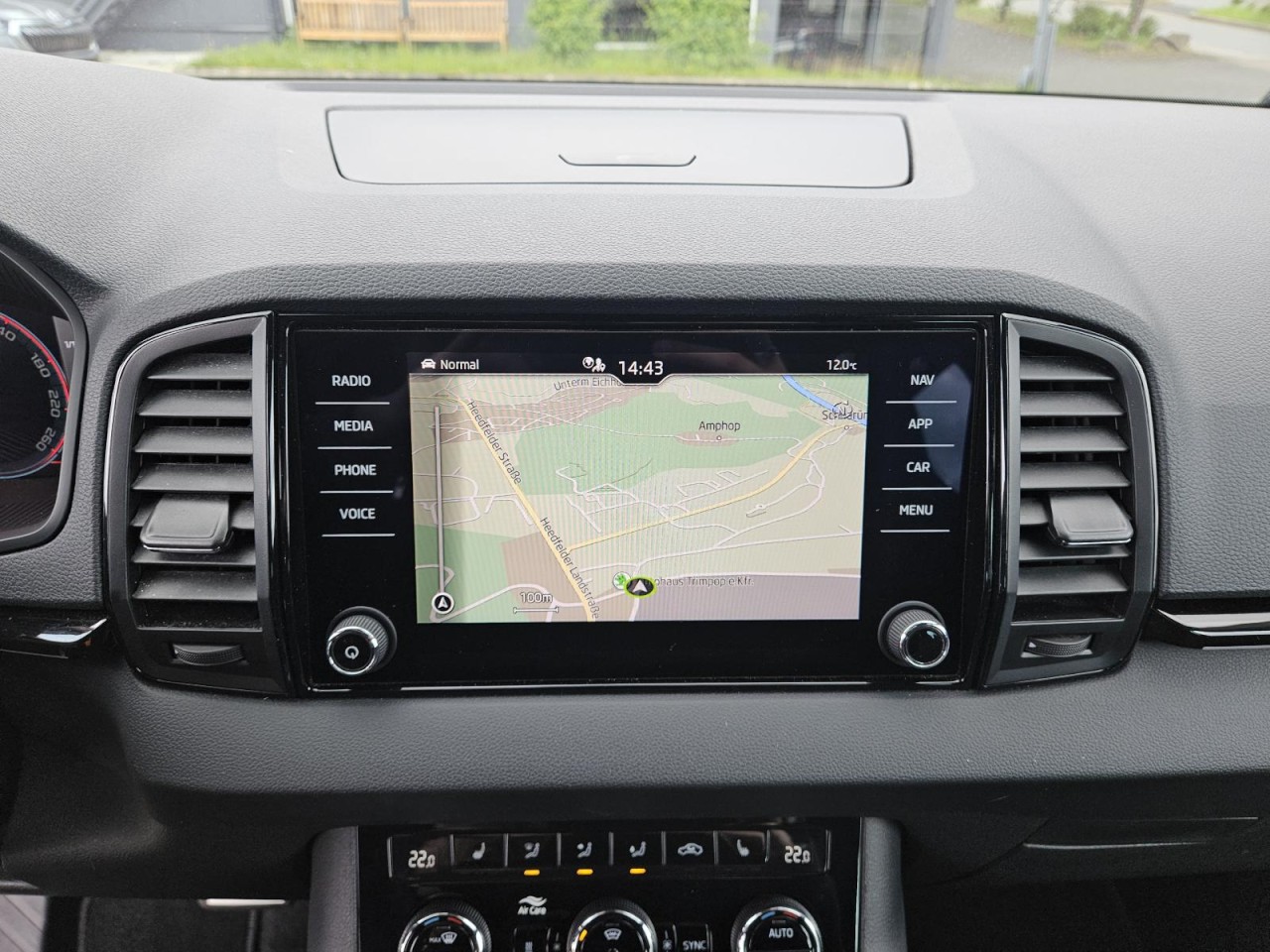 Karoq 1.5 TSI DSG Sportline AHK PANO STANDHZ LM - Bild 9