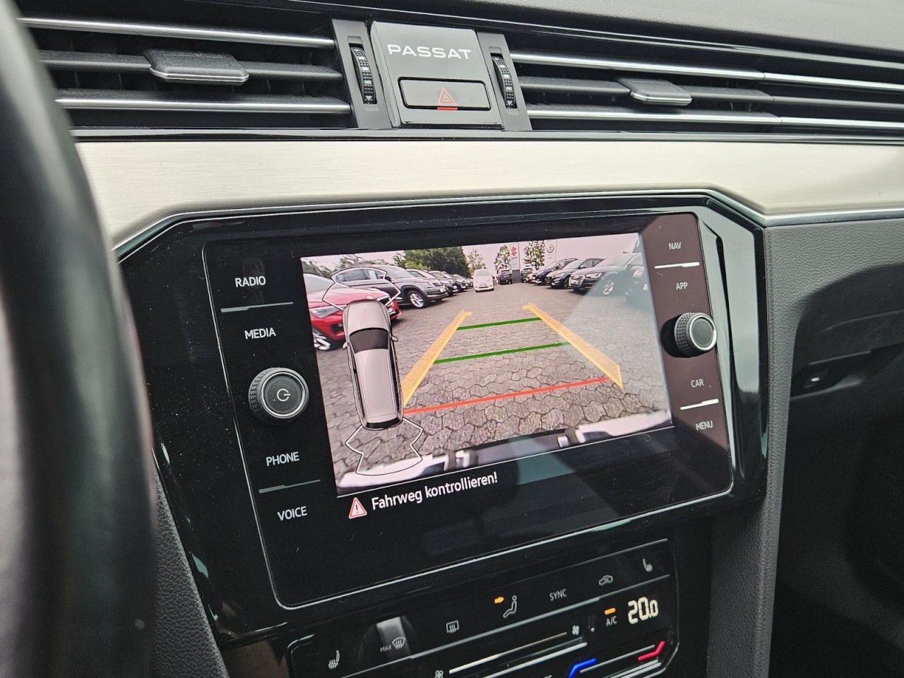 Passat Variant 2.0 TDI Elegance AHK KAM NAV KLIM - Bild 10