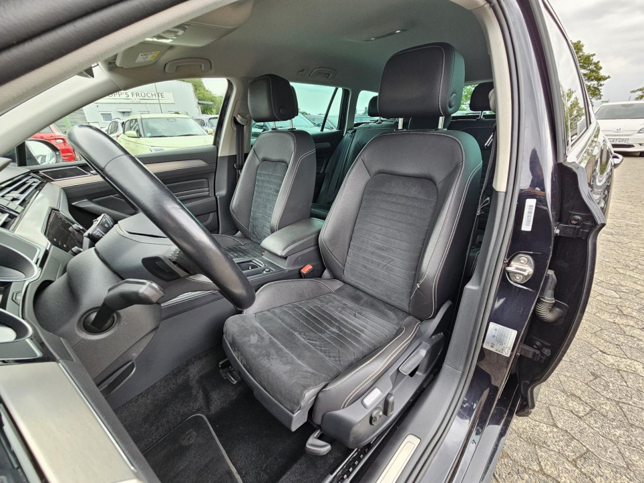 Passat Variant 2.0 TDI Elegance AHK KAM NAV KLIM - Bild 14