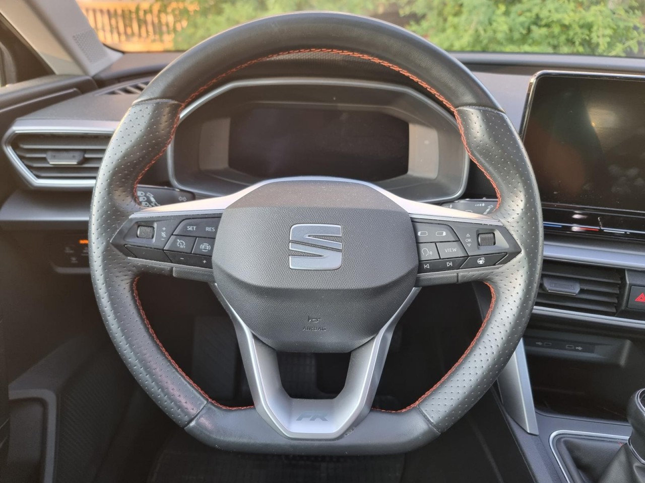 Leon Sportstourer 1.5 TSI FR KAM PANO LED AHK - Bild 10