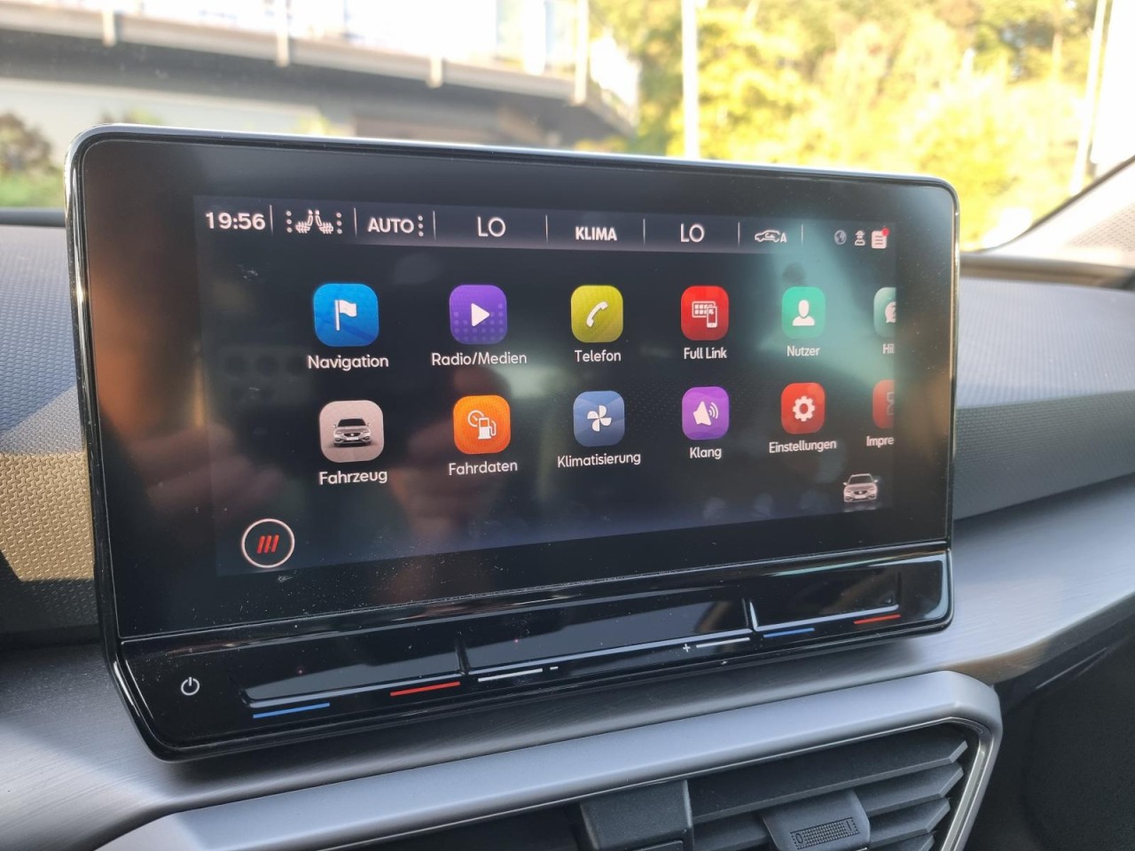 Leon Sportstourer 1.5 TSI FR KAM PANO LED AHK - Bild 11