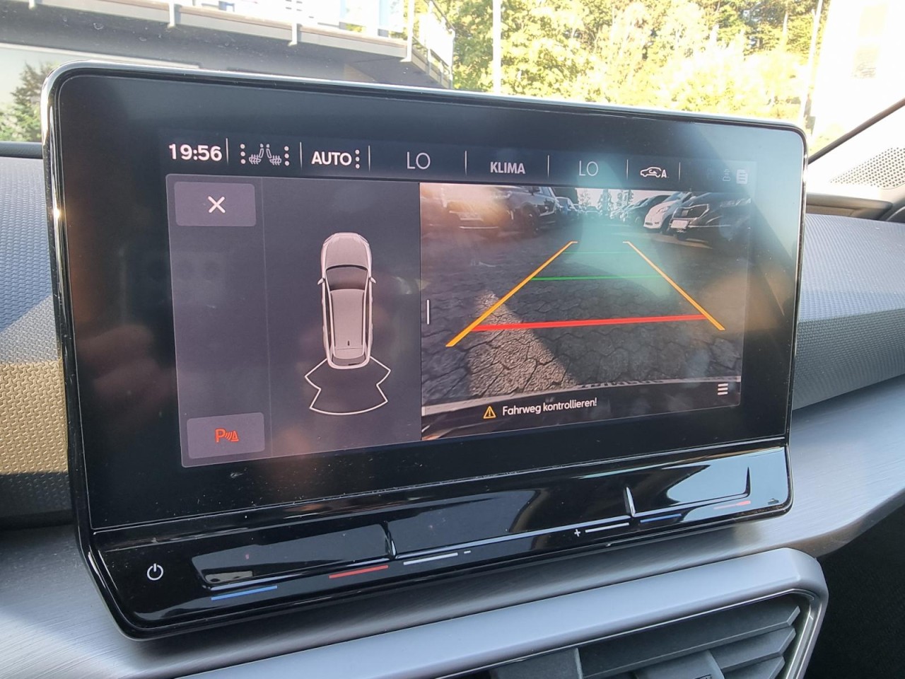 Leon Sportstourer 1.5 TSI FR KAM PANO LED AHK - Bild 13