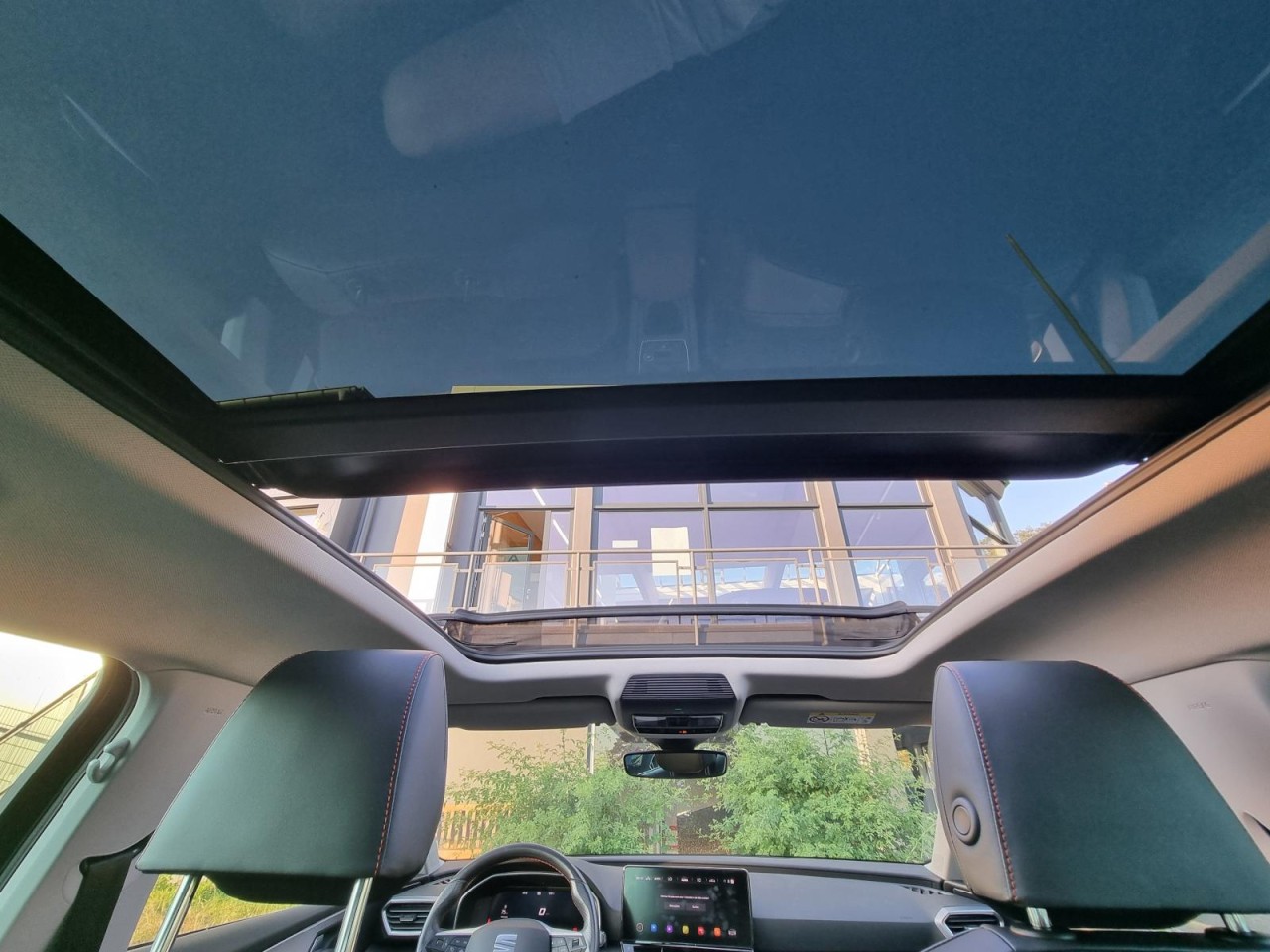 Leon Sportstourer 1.5 TSI FR KAM PANO LED AHK - Bild 16