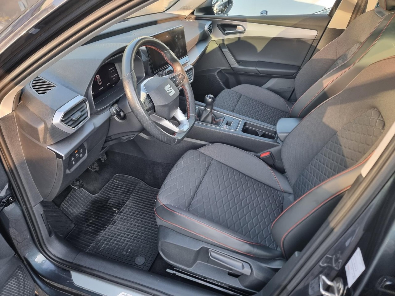 Leon Sportstourer 1.5 TSI FR KAM PANO LED AHK - Bild 17