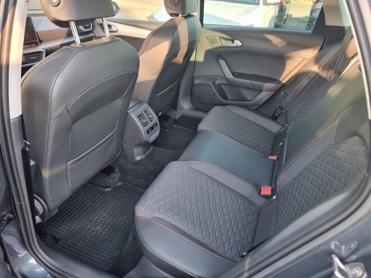 Leon Sportstourer 1.5 TSI FR KAM PANO LED AHK - Bild 18