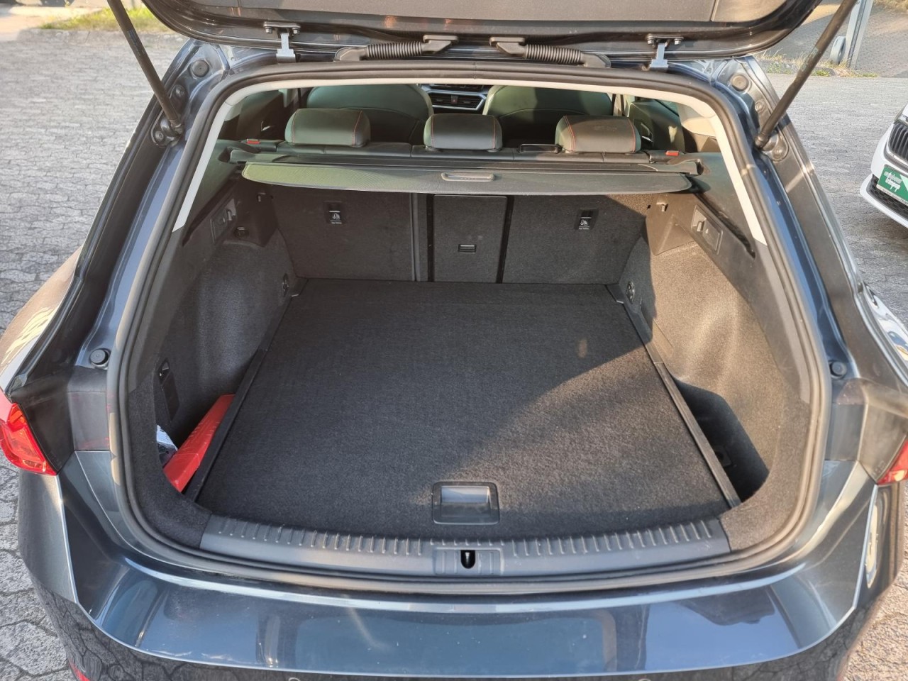 Leon Sportstourer 1.5 TSI FR KAM PANO LED AHK - Bild 19