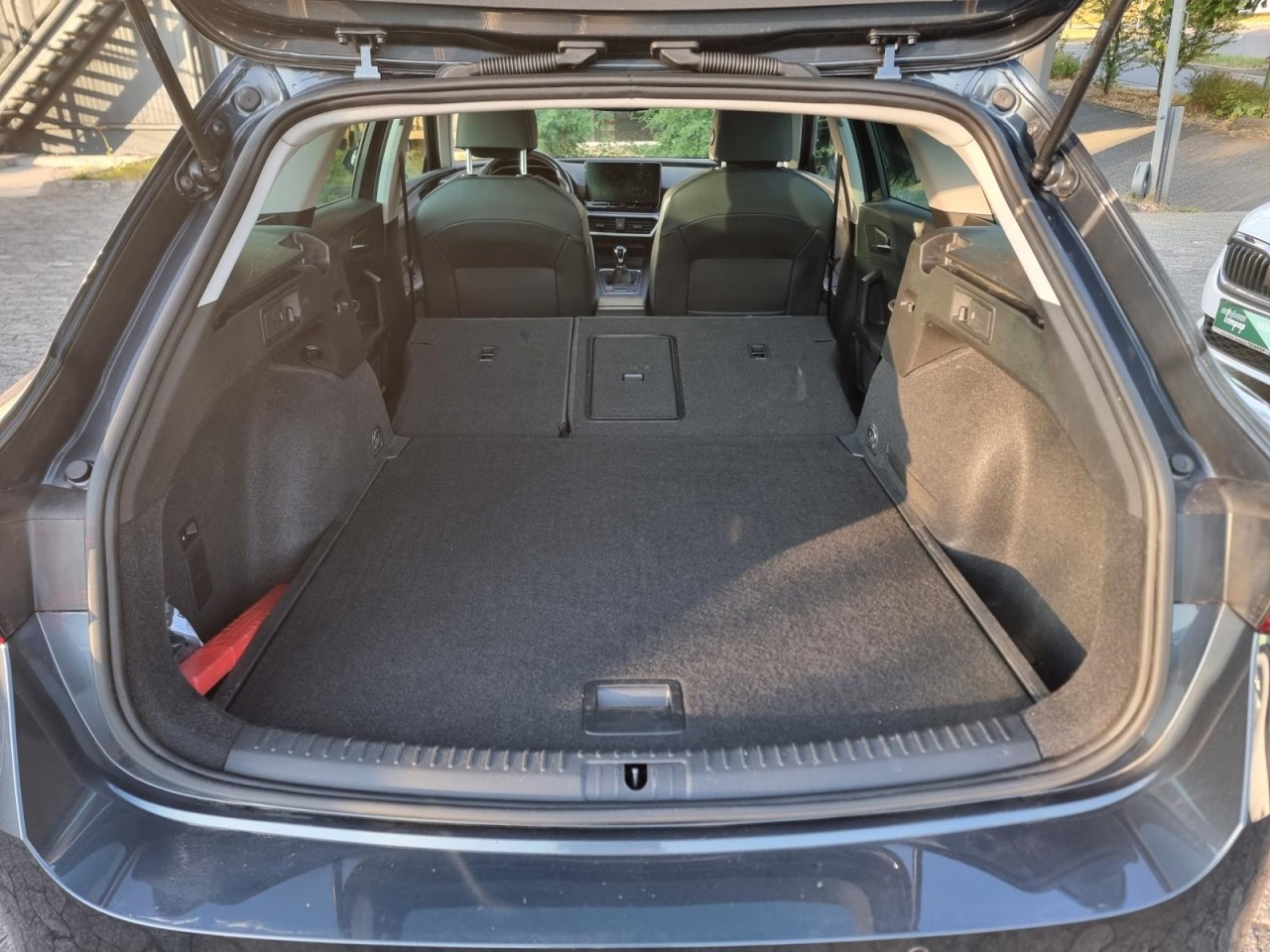 Leon Sportstourer 1.5 TSI FR KAM PANO LED AHK - Bild 20