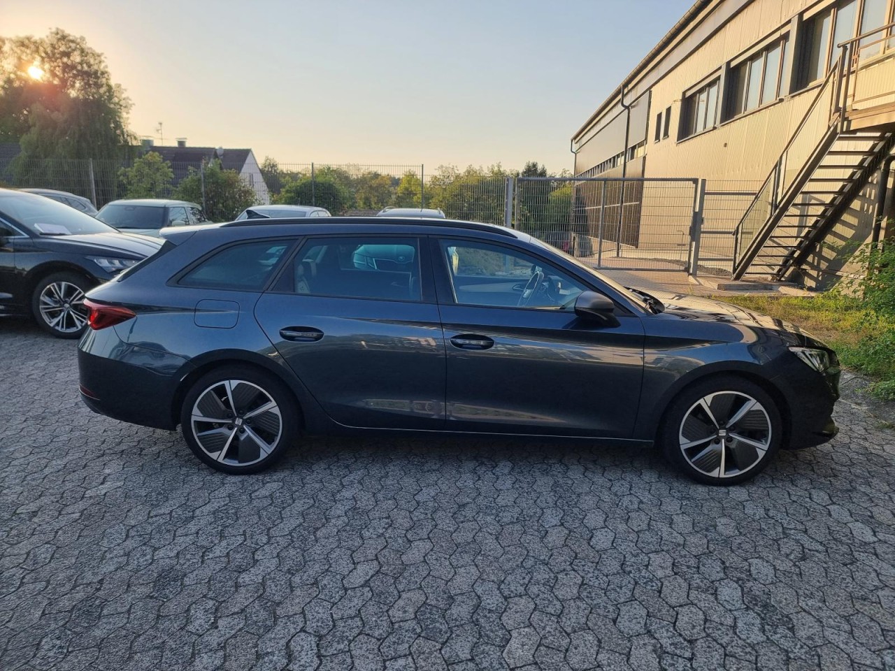 Leon Sportstourer 1.5 TSI FR KAM PANO LED AHK - Bild 24