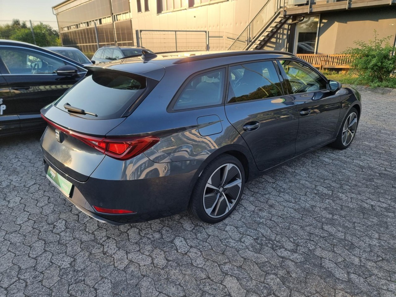 Leon Sportstourer 1.5 TSI FR KAM PANO LED AHK - Bild 25