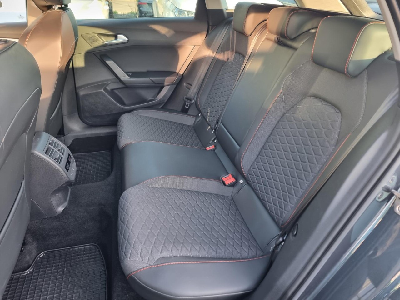 Leon Sportstourer 1.5 TSI FR KAM PANO LED AHK - Bild 29