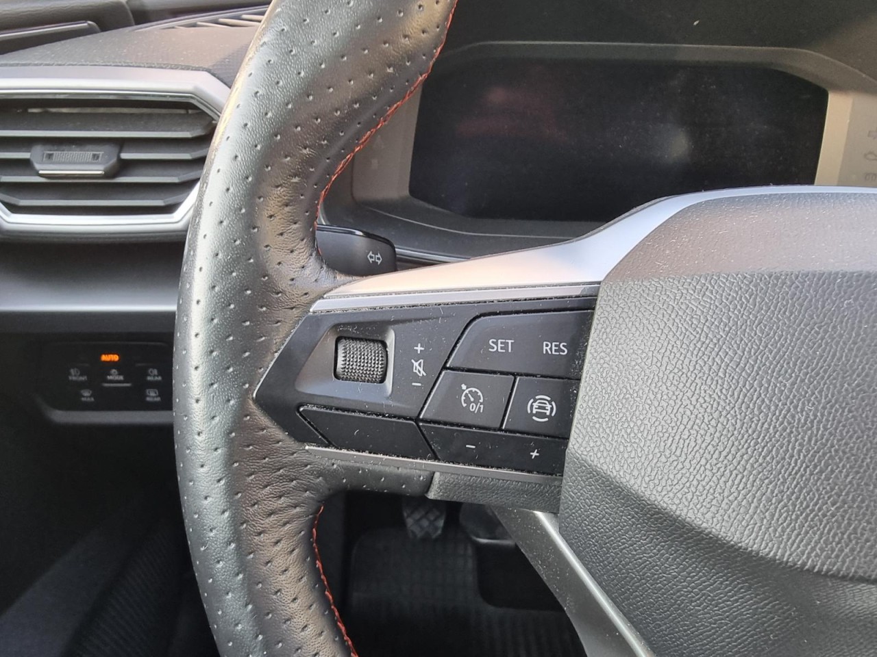 Leon Sportstourer 1.5 TSI FR KAM PANO LED AHK - Bild 31