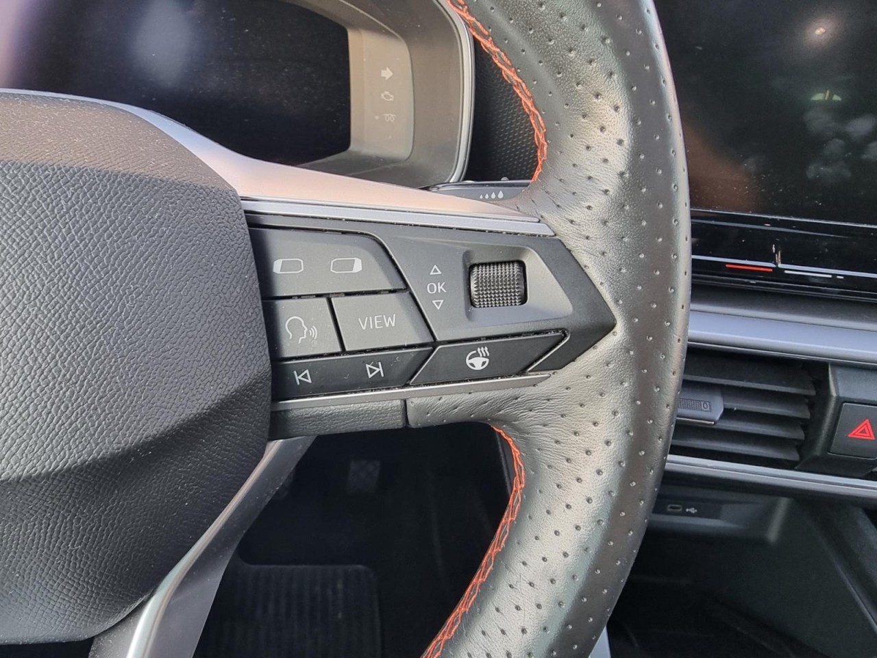 Leon Sportstourer 1.5 TSI FR KAM PANO LED AHK - Bild 32