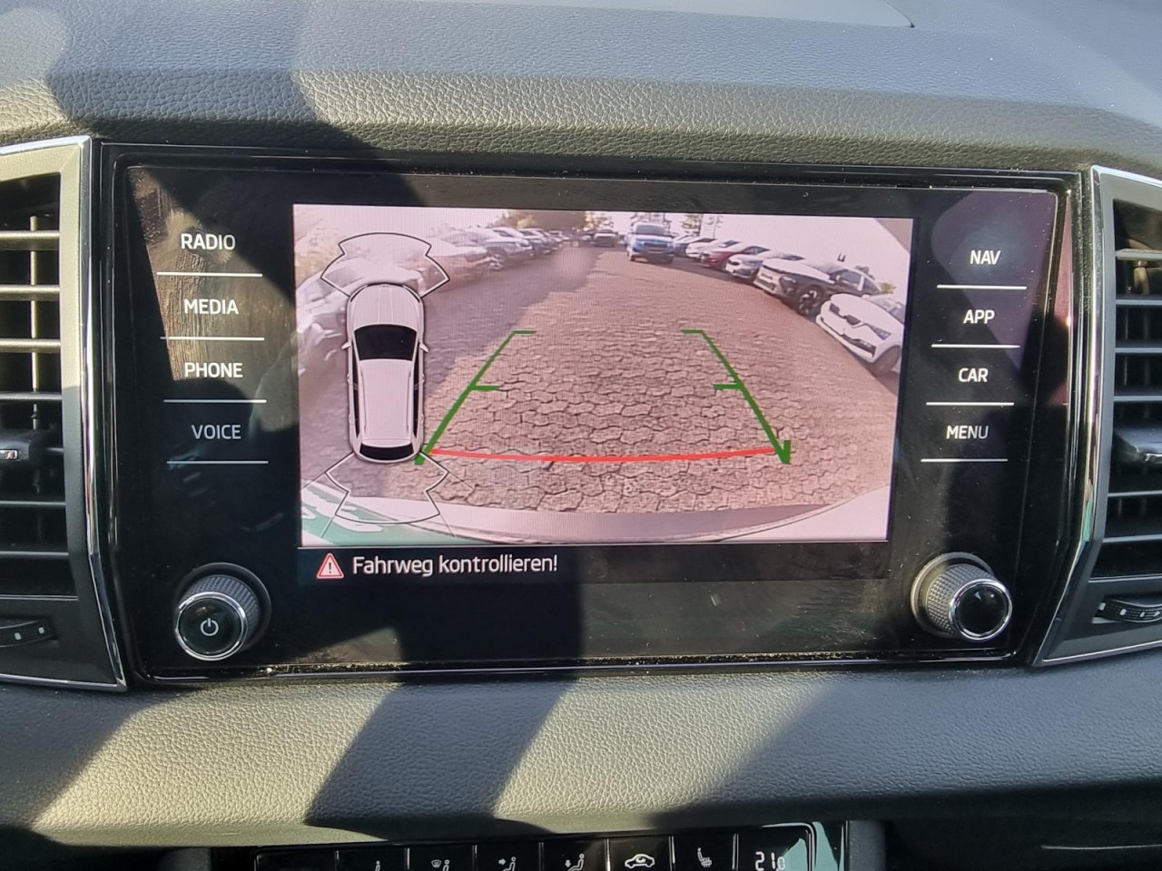 Karoq 1.5 TSI ACT Clever AHK KAM NAV LED KLIMA - Bild 12