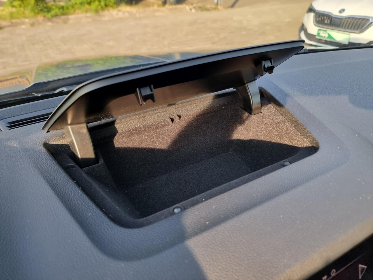 Karoq 1.5 TSI ACT Clever AHK KAM NAV LED KLIMA - Bild 13