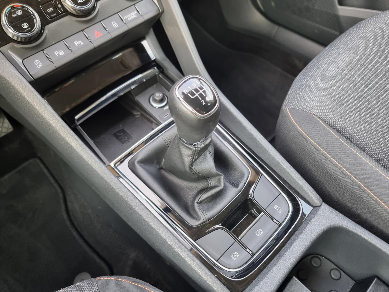 Karoq 1.5 TSI ACT Clever AHK KAM NAV LED KLIMA - Bild 15