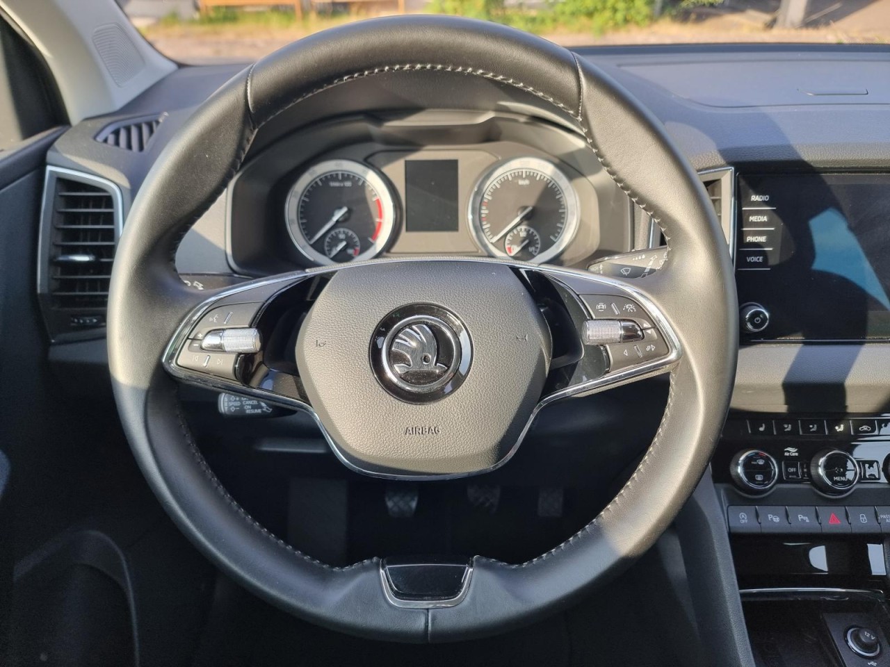 Karoq 1.5 TSI ACT Clever AHK KAM NAV LED KLIMA - Bild 29