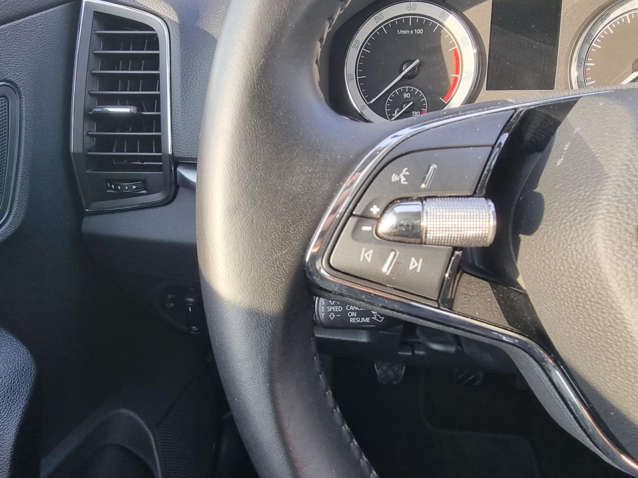 Karoq 1.5 TSI ACT Clever AHK KAM NAV LED KLIMA - Bild 31