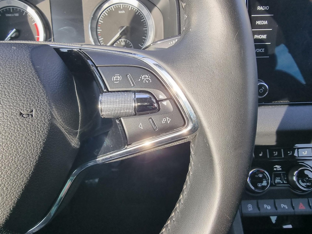Karoq 1.5 TSI ACT Clever AHK KAM NAV LED KLIMA - Bild 32