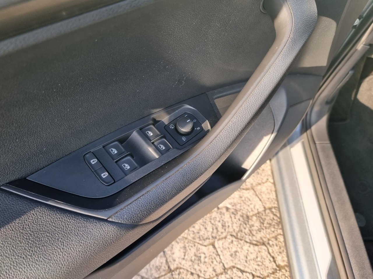 Karoq 1.5 TSI ACT Clever AHK KAM NAV LED KLIMA - Bild 4